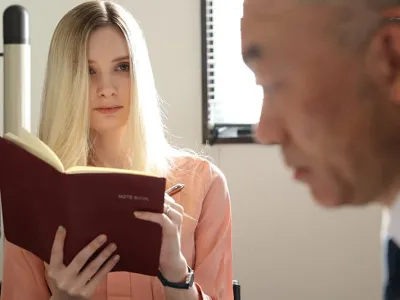 Em thư ký tóc vàng và tên sếp dâm