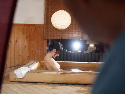 Bố chồng nhìn trộm con dâu tắm thì bị phát hiện